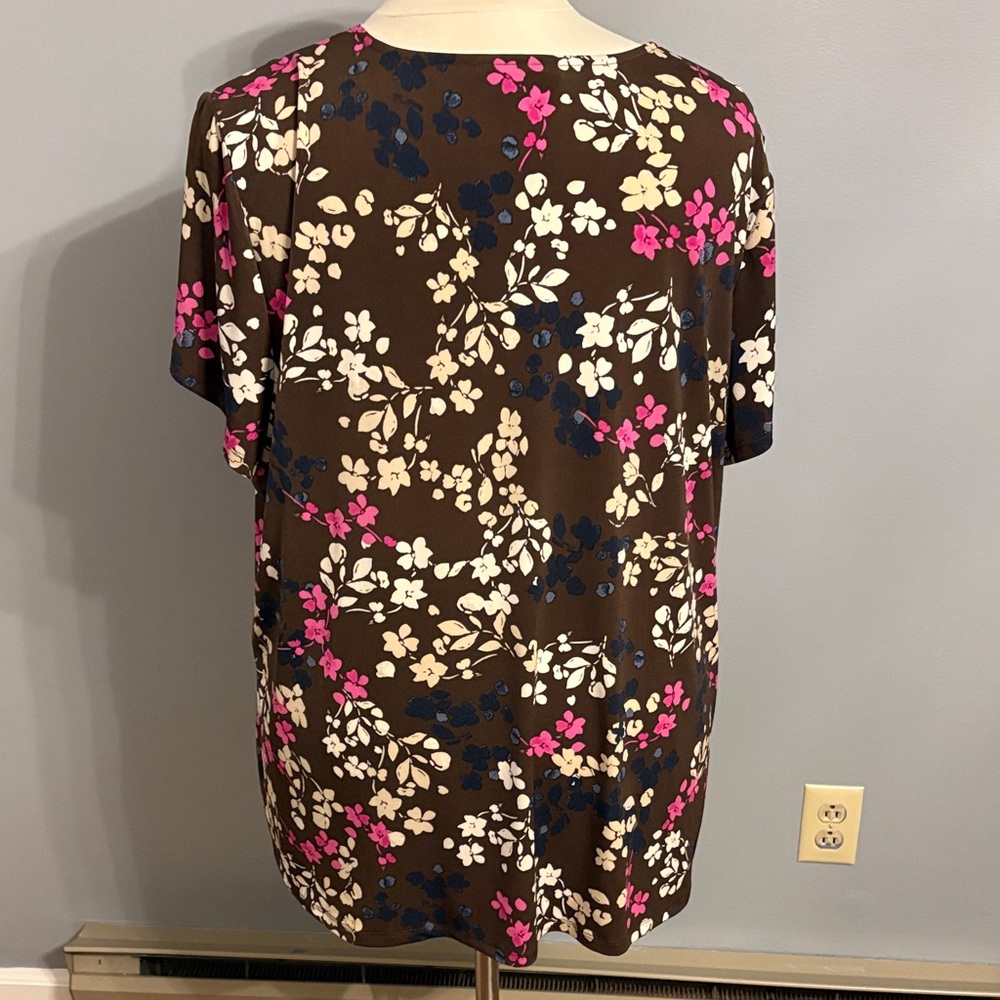 Lane Bryant brown Short Sleeve V-Neck Floral blouse with Pink & White Blossoms - Picture 5 of 7